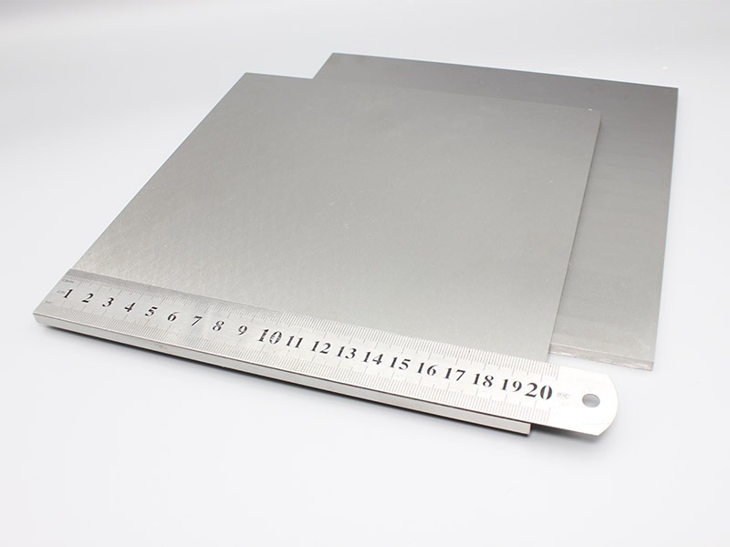Sintered tungsten alloy plate for counterweight